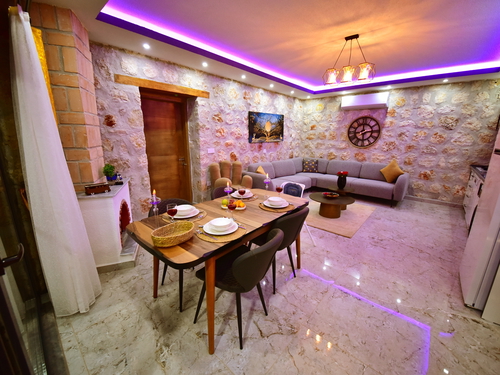  gece  -  Kasım
  | Kalkan Akbel'de Romantik Jakuzili Villa Tatili: Korunaklı Havuz ve Özel Anlar